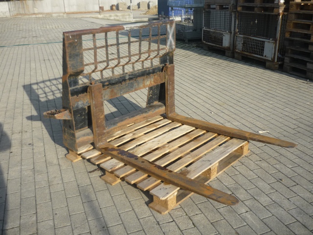 CAT 236B raklapvilla (2).JPG